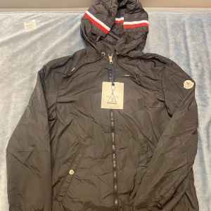 Moncler Windbreaker - Hej! Säljer min Moncler windbreaker eftersom den är för liten. Storlek M men sitter mer som en S, nfc funkar, passar ca 175 . Priset är inte hugget i sten och jag är öppen till byten! Om ni har frågor så är det bara att skriva.