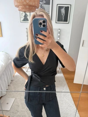 Omlott topp - Så snygg svart omlott topp💞💞