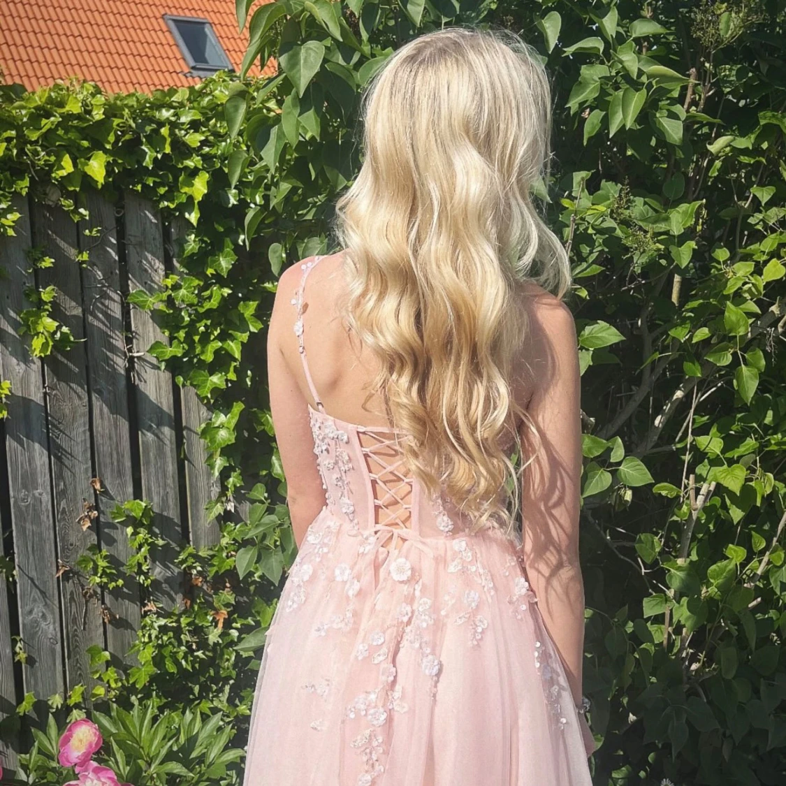 Ljusrosa balklänning  med blommor - 1