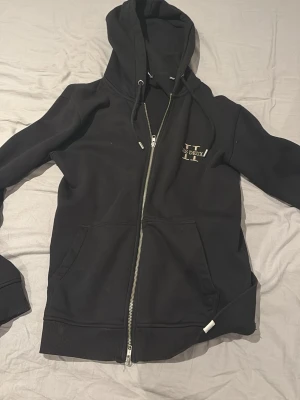 Les deux zip hoodie - En väldigt fin zip hoodie från les deux i storleken XS i ett fint skick. Jag säljer den pga att jag växt ut ur den. Nypris 1500. Priset går att diskuteras 