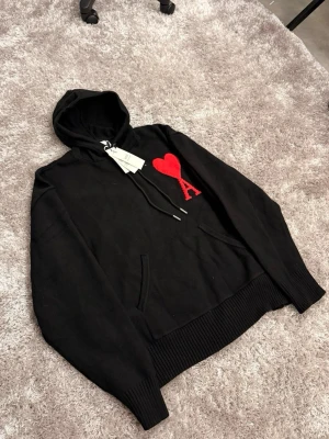 Ami Paris knit hoodie - En väldigt unik hoodie från ami paris! 10/10 skick helt ny med tags, kan gå ner i pris vid snabb affär och kan skicka mått⭐️