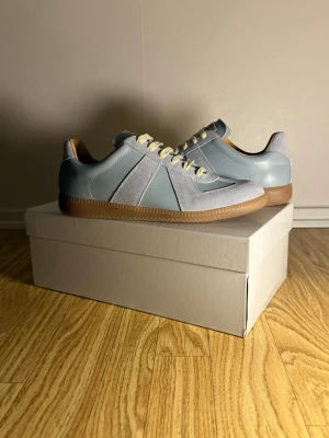 Maison Margiela - Tjena, det är så att jag säljer ett par Maison Margiela har andvänt dessa ett par gånger men nu är det dags att sälja vidare dessa. Med skorna till kommer en typ av dustbag , box och kvitto. Kom pm för mer info 😁