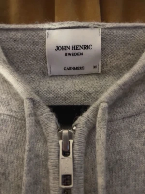 Kashmir zip John Henric - Kashmir zip från John Henric i mycket fint skick, Nypris 2500. Hör av dig vid frågor;)