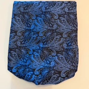 Blå ascot från Lunoagency  - Perfekt till fina tillfällen bekväm och mycket skönare än slips. 