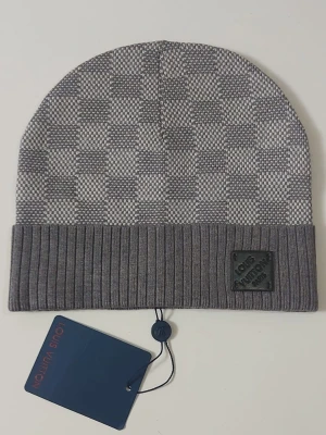 Mössa - Helt ny mössa. Aldrig använd, i perfekt skick. Mjukt och bekvämt material. One size – passar de flesta. Stilren design, se bilder för detaljer.