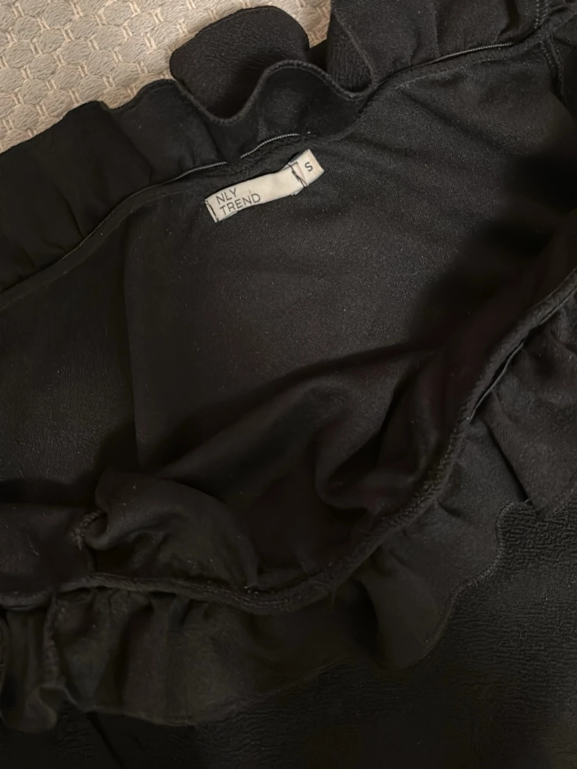 Svart offshoulder-blus med volang - 1