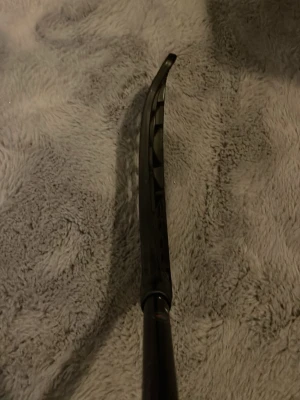 Svart innebandyklubba OXDOG - Säljer en svart innebandyklubba från OXDOG med ett FSL blad.stilren design och detaljer i kopparfärg. Klubban har ett böjt blad och svart grepplinds. Perfekt för dig som gillar innebandy och vill ha en snygg rätt så lätt och funktionell klubba. NYPRIS 2200kr den vita klubban är också 96 cm.  INNEBANDYBOLLEN och VITA OXDOGEN INGÅR OCKSÅ. MAN FÅR INTE MED BLAD PÅ VITA KLUBBAN.