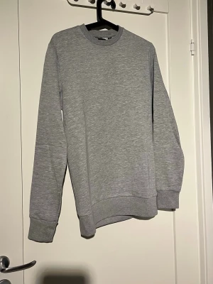 Grå sweatshirt från Only & Sons - Klassisk grå sweatshirt från Only & Sons.