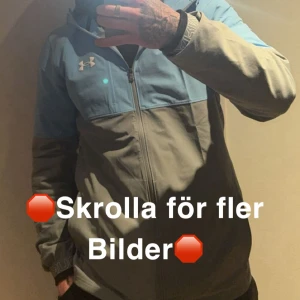 Sällsynt Under Armour Windbreaker! - Säljer trots allt en av mina favorit jackor någonsin 🔴🔴 OBS! DENNA MODELL GÅR INTE ATT FÅ TAG I LÄNGRE 🔴🔴 ❗❗ Utgången/Sällsynt modell ❗❗  Säljer en unik Under Armour Windbreaker i grå och ljusblå färgkombination, perfekt för dig som vill ha något exklusivt och svårhittat.  🔹 Märke: Under Armour 🔹 Färg: Grå & Ljusblå 🔹 Typ: Vindjacka / Windbreaker 🔹 Skick: (mycket bra skick)