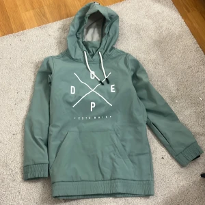 Dope skidjacka  - Säljer nu min super fina dope skidjacka som är använd en vecka i fjällen💞så i princip ny skick, lite lång på mig så pappa satte in en dragsko så man kan dra åt den och vika upp men går självklart att ta bort, storlek xxs💞