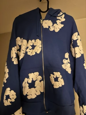 Denim tears zip hoodie M - De år en helt ny denim tears zip hoodie storlek m aldrig använd sitter lite loose fit men väldigt fin tröja för streetwear 