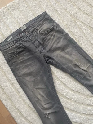 Jack n Jones jeans slitningar - Tvär feta jeans från Jack n Jones med slitningar! | Modell: Slim, Glenn! | Hör av dig vid fundering!