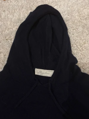 Mörkblå kashmir hoodie  - Kashmir hoodie ifrån sayless | Storlek XS | Tveka inte att höra av dig vid frågor | ladoelgato.resell