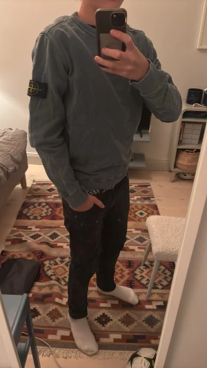 Blå Stone Island sweatshirt - Säljer en blå sweatshirt från Stone Island med klassisk patch på vänster ärm. Perfekt för dig som vill ha en stilren men clean look.