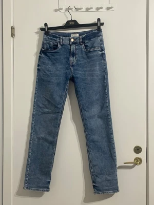 Lindex jeans ”Staffan”  - Staffan jeans ifrån Lindex i storlek 164/13-14Y.  Dessa är lite mer använda men inget som syns. Passformen är normal. 