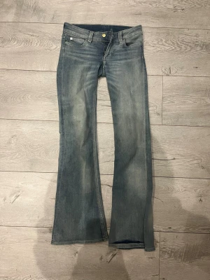 Blå bootcut jeans från Cheap monday  - Jeans från cheap monday i storlek 27/32. Dom sitter perfekt på mig i längden som är 167cm. Köpte dessa i höstas men säljer för dom kommer inte till andväning. Andvänts ett fåtal gånger och är som nya. 