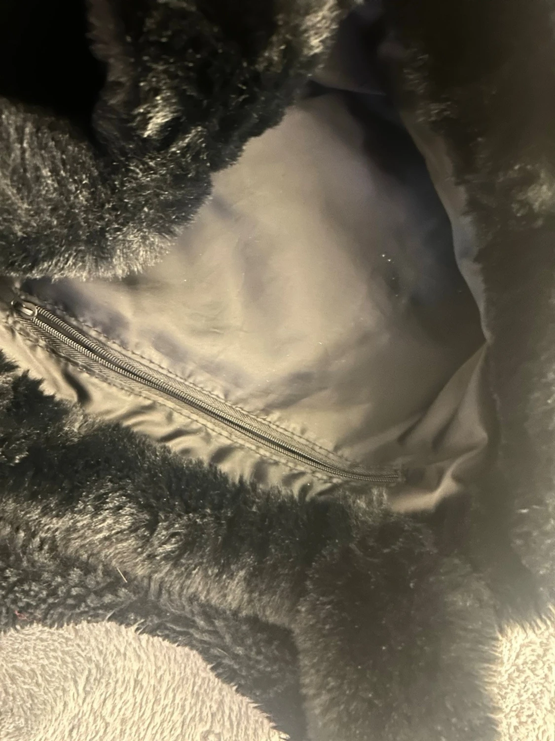 Svart fluffig handväska i fuskpäls - 1