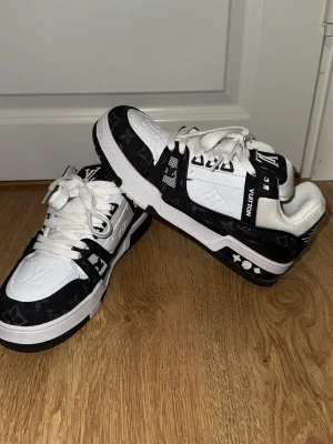 Airforce 1 - Snygga skor i storlek 38, använda ENDAST 1 gång. Helt nya. 