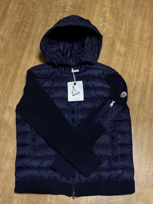 Moncler cardigan  - Helt ny!! Fint o ha på sig den o passar vinter!!              Pris kan diskuteras!!                                                            M/L