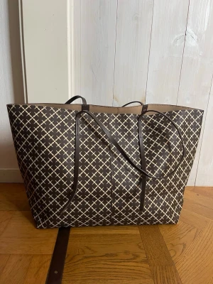 intresse annons! - funderar på att sälja min såå fina väska från by malene birger🤎🤎den är använd få gånger så fortfarande i jättebra skick. köpt i butiken för runt 3000 kr. den är ca 32 cm hög och 56 cm bred! om ni skulle vara intresserade av att köpa den, skicka ett meddelande med hur mycket ni kan tänka er att betala ❣️❣️