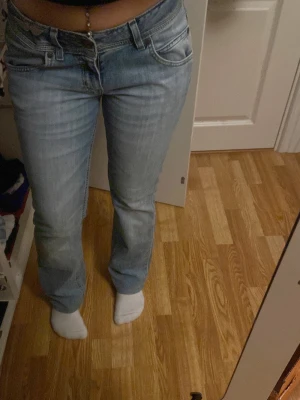 Ljusblå low waist jeans - Säljer ett par ljusblå lee jeans med låg midja 