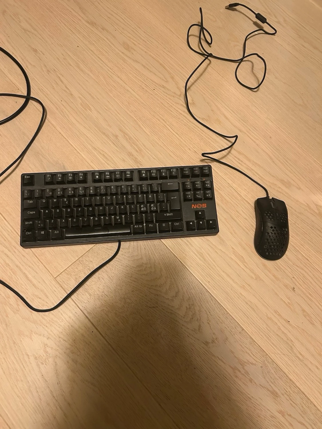 Svart tangentbord och gamingmus NGS