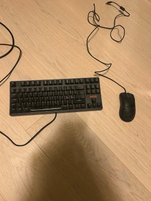 Svart tangentbord och gamingmus NGS - Säljer ett kompakt svart tangentbord och en svart gamingmus från NGS. Musen har honeycomb-design för bättre grepp och DPI-knapp på ovansidan. Båda är trådbundna och ansluts via USB, perfekta för gaming eller vardagsbruk.