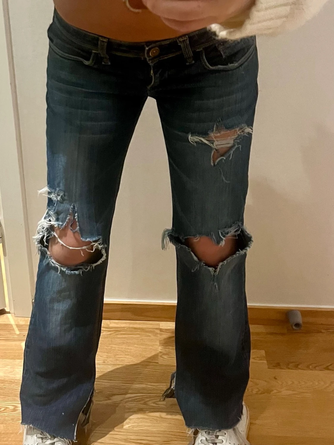 Mörkblå bootcut jeans med slitningar - 1