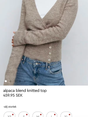 Beige omlottkofta i alpackablandning - Omlottkofta från Gina tricot (slutsåld) i alpackablandning. Ser mörkare ut på bilderna men det är samma färg som bilden från hemsidan! Fint skick. Nypris 459.