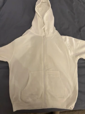 Vit zip hoodie - Från Cubus för typ 250kr, fint skick och inga fläckar vad jag vet 
