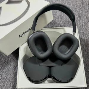 AirPods Max ”Svart” - Apple AirPods Max over-ear hörlurar i mycket fint skick, komplett med originalförpackning och skyddsfodral. Aktiv brusreducering, hög ljudkvalitet och elegant design. Inga synliga repor eller skador, ser ut att vara sparsamt använda.