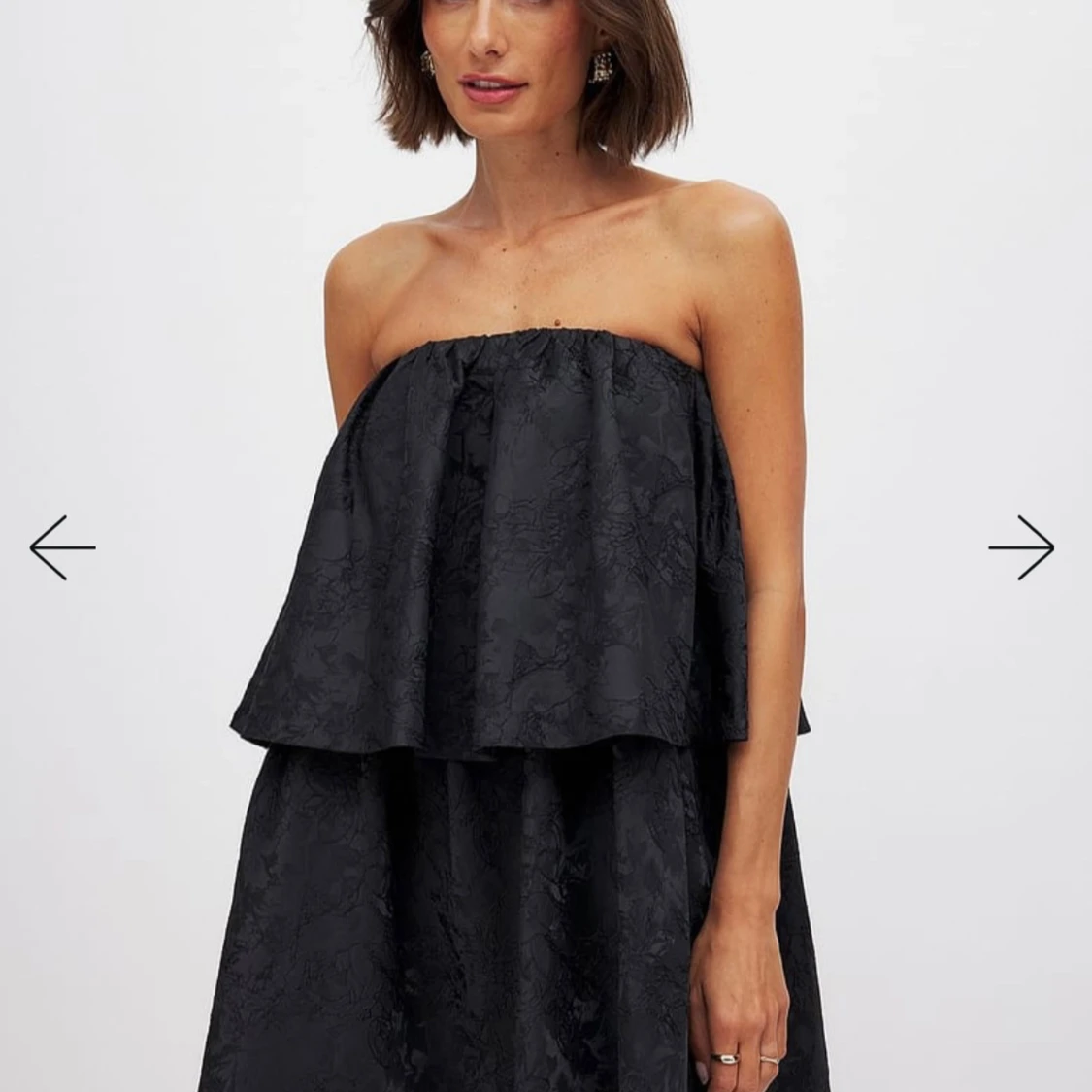 Svart axelbandslös klänning NA-KD