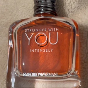 Stronger With You Intensely parfym - Emporio Armani Stronger With You Intensely – en parfym med modern känsla och stilren design. Perfekt för dig som vill sticka ut och visa din personlighet. Snygg flaska som passar in i varje samling.