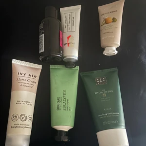 Handkrämer och body cream mix - Flera handkrämer och en body cream i olika dofter och färger. Märken som Ivy Aia, Rituals, Apoteket, Gina Tricot och Cool Care. Alla är nästan helt oanvända🤩❤️