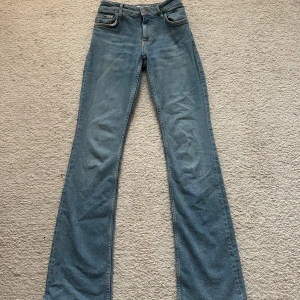 Blå bootcut jeans från MNG - Low waist jeans från mango i storlek 34, säljer då de är för små för mig😊
