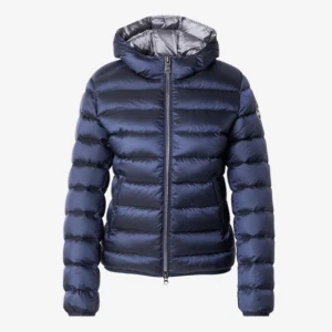 Mörkblå dunjacka från Colmar - Snygg mörkblå dunjacka från Colmar med huva och dragkedja framtill. Storlek 42 vilket motsvarar xs-s. Pris kan diskutera