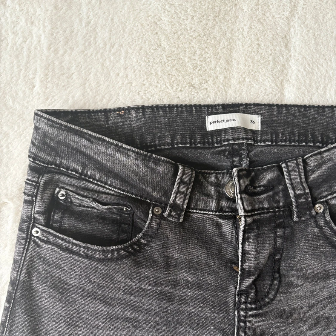 Svarta low waist bootcut jeans från Gina I 36 - 4