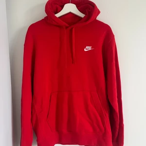 Nike hoodie  - Använd skick. Liten slitning på axeln, se bild. 