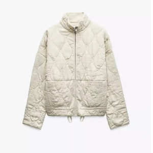 Jacka från Zara - Vårjacka från Zara. Storlek S. Jackan är lite mer vit än vad den var när jag köpte den som ny då jag har tvättat den några gånger men annars i fint skick. Skriv för fler bilder💞💞