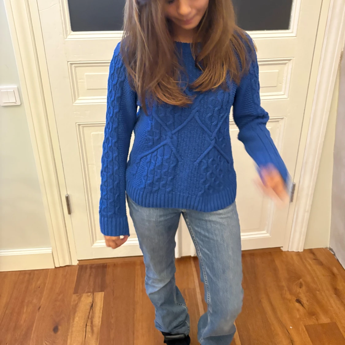 Blå stickad tröja med kabelmönster - 3