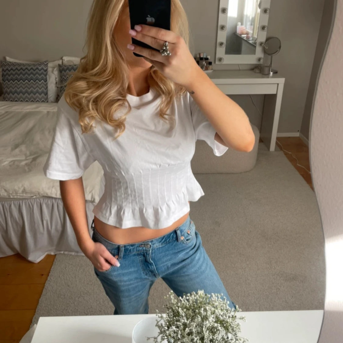 Vit blus med ribbad midja