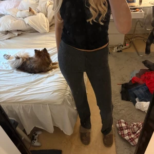 Mörkgrå ribbade byxor från Amisu - Säljer ett par mörkgrå ribbade byxor från Amisu. De har en hög midja och är gjorda i ett mjukt stickat material som är superbekvämt. Passformen är rak och de är perfekta för en chill och avslappnad stil. Snygga att matcha med en enkel topp. Långa i benen, är 171. Storlek xs men passar mig som brukar ha S