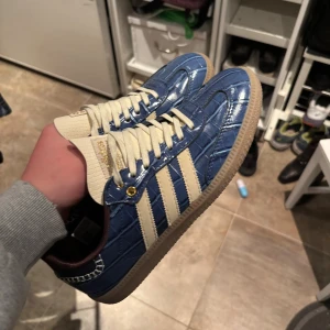 Navy croc wales bonner  - Säljer dom här Wales bonner i blå krokodil skinn, storlek 43  och sitter tts, box och papper från stockX medföljer. För fler frågor är det bara att skriva. 