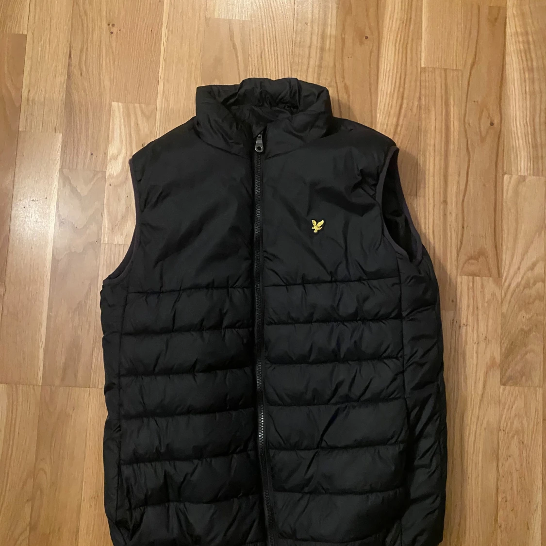 Svart väst från Lyle & Scott