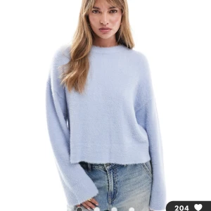 Blå Mysig Stickad🩵🩵 - Mycket skön tröja som aldrig används. Helt ny, köpes för ett tag sen men aldrig använts🩵. Köparen står för frakt, använd gärna ”köp nu”☺️