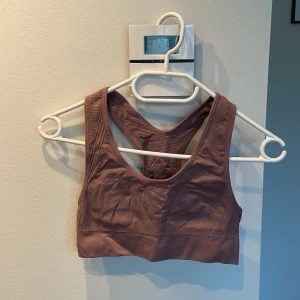 Lila sporttopp | Ronhill XS/S - Sportig mörklila sporttopp från Ronhill i storlek XS/S. Använd ett fåtal gånger bara :) 