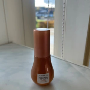 Glow Recipe sun glow drops - Glow Recipe Watermelon Glow Niacinamide Hue Drops med en glow och bronzer look. Ger huden en fräsch glow och lätt tonad finish. Perfekt för dig som vill ha en naturlig lyster och solkysst look. 