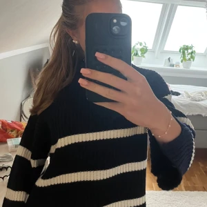 Randig mörkblå stickad tröja - Supermysig mörkblå stickad tröja med vita breda ränder. Tröjan har ribbad struktur💗 inte använd mer än två gånger💓