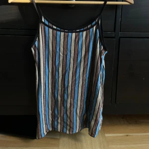 Glittrig festlinne - Randigt glittrigt fest linne med ganska tunt material super söt till sommaren 🌸🌸