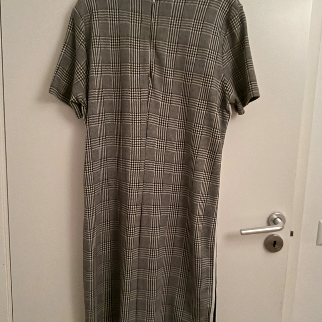 Rutig grå klänning med kort ärm - 1